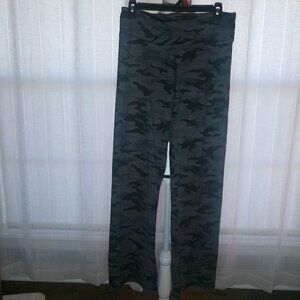 PINK BY VICTORIA SECRET Cross Waist Flair (Yoga) Camo Pants XL